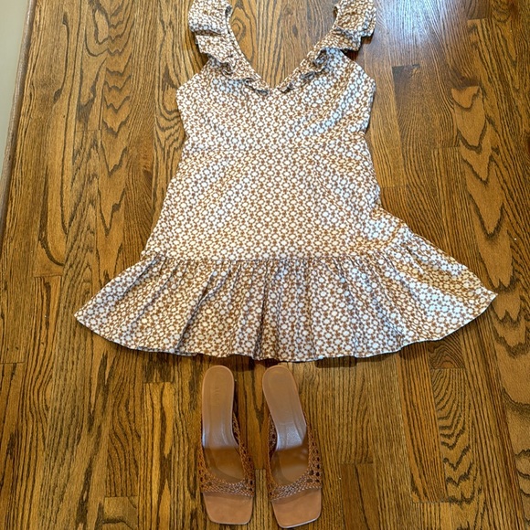 Mink Pink monochrome printed mini. Lightweight, lined, zipper back. - Picture 3 of 5